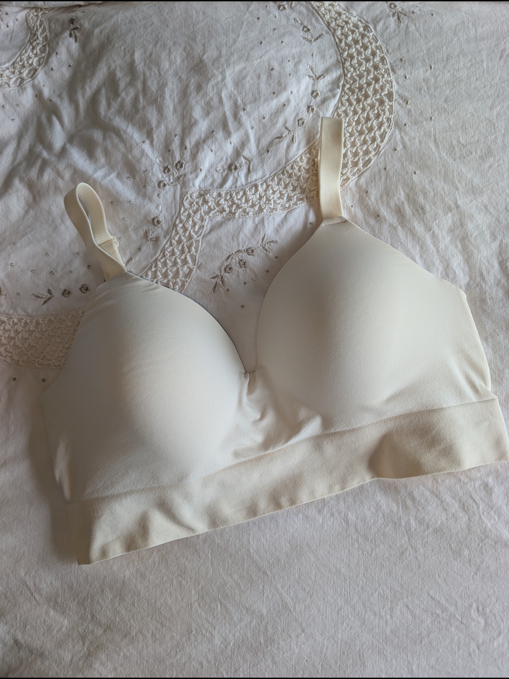 NWOT Seamless Padded Wireless Bra - Cream